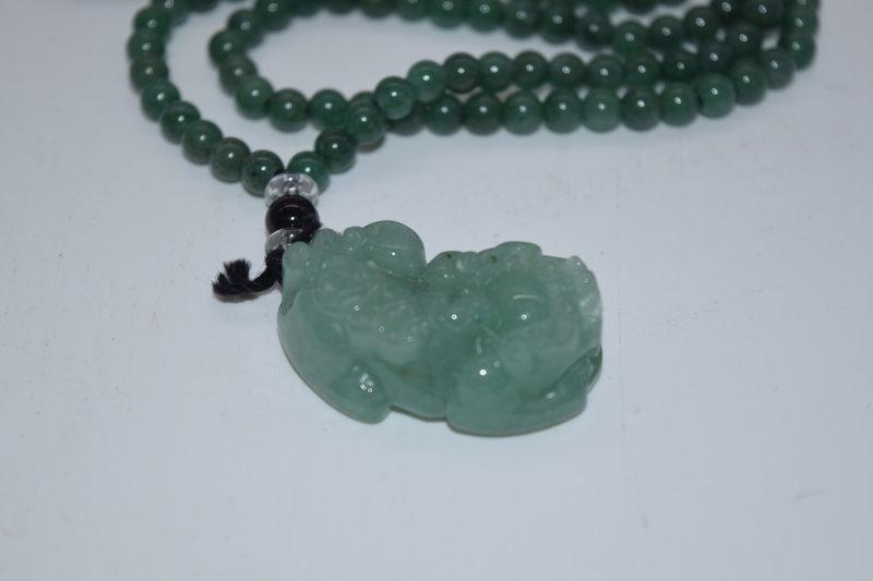 Chine XXe siècle, Collier de perles en jade épinard (Lot n°29) - Vente