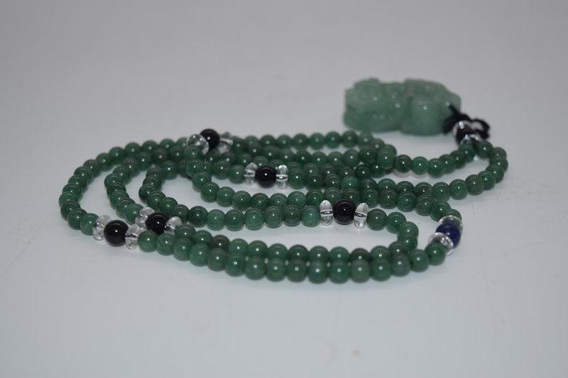 Chine XXe siècle, Collier de perles en jade épinard (Lot n°29) - Vente